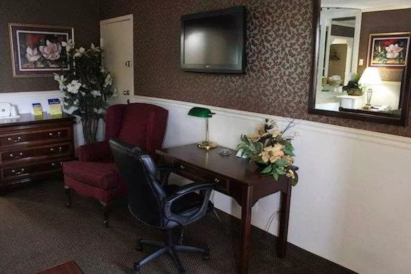 Отель Rodeway Inn & Suites