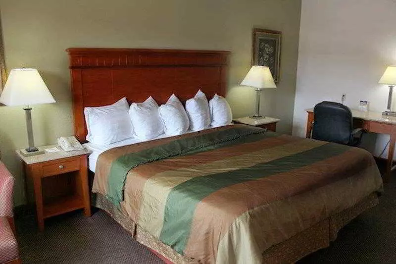 Отель Rodeway Inn & Suites