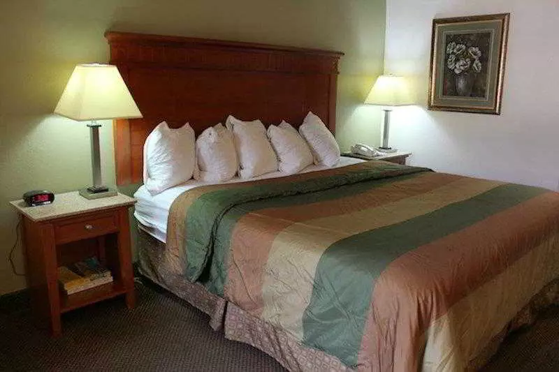 Отель Rodeway Inn & Suites