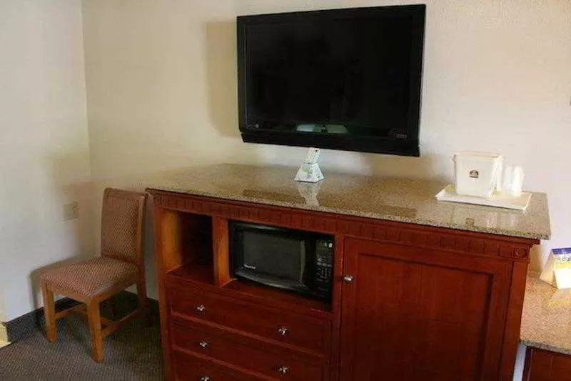 Отель Rodeway Inn & Suites