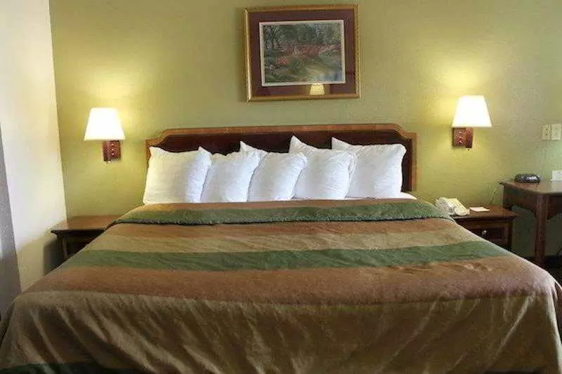 Отель Rodeway Inn & Suites