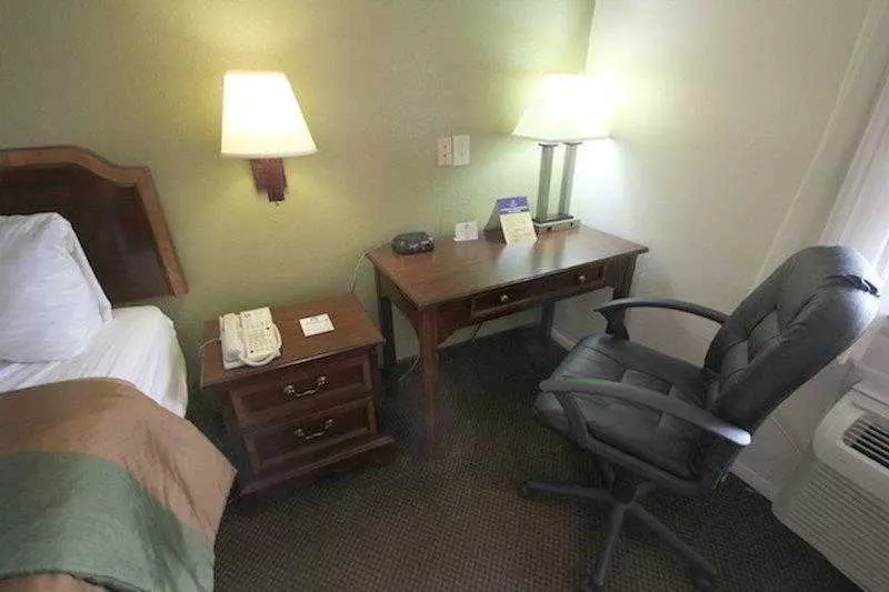 Отель Rodeway Inn & Suites