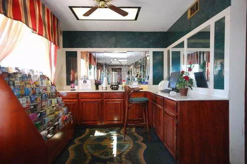 Отель Rodeway Inn & Suites