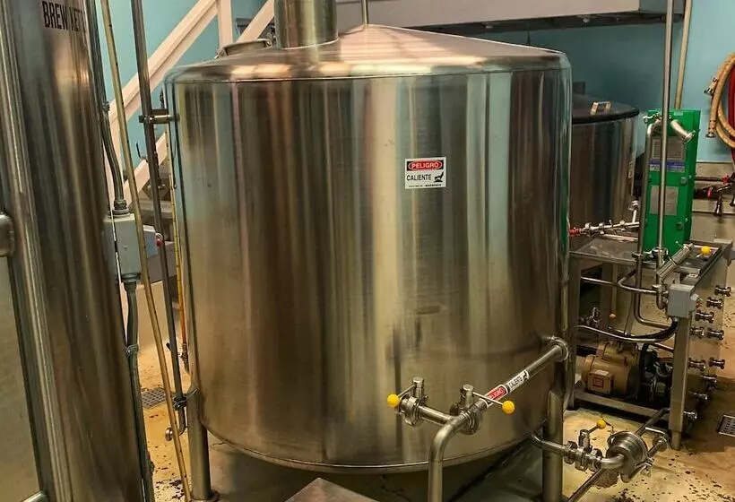 Отель Swans Brewery, Pub &