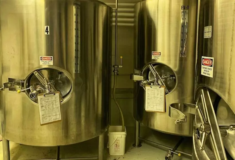 Отель Swans Brewery, Pub &