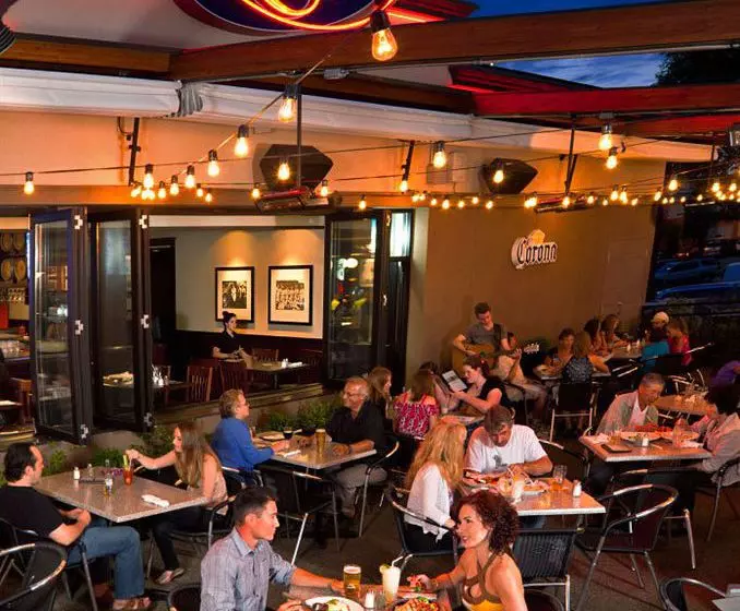 Отель Comfort Inn Clifton Hill