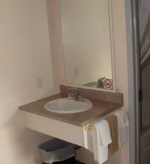 Отель Leisure Inn