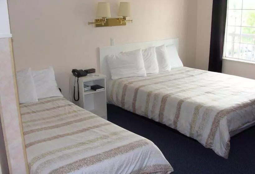 Отель Leisure Inn