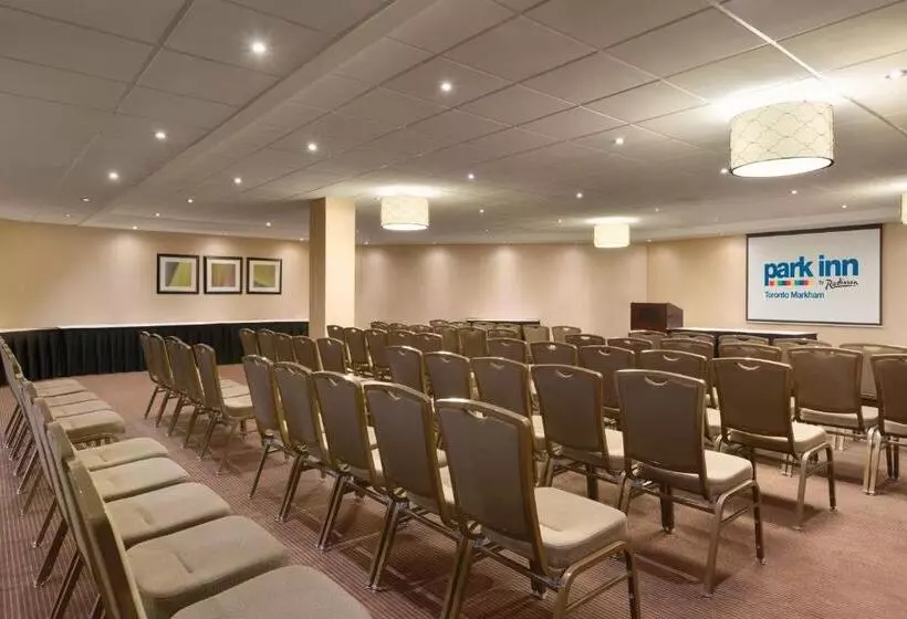 בית מלון כפרי Park Inn By Radisson Torontomarkham