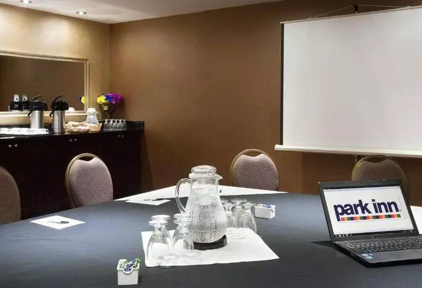 בית מלון כפרי Park Inn By Radisson Torontomarkham