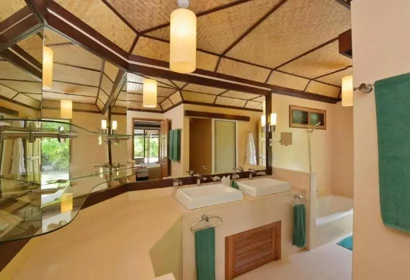 Angaga Island Resort & Spa