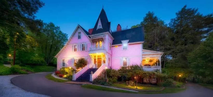 فندق Cedar Crest Inn