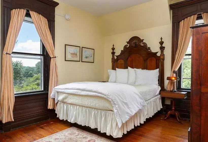 فندق Cedar Crest Inn