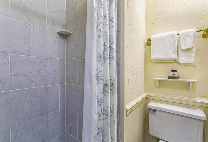 فندق Cedar Crest Inn