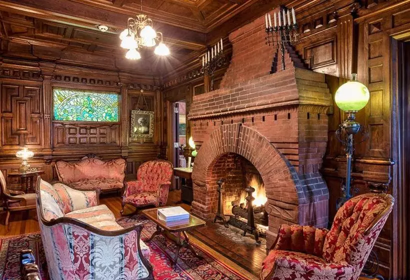 فندق Cedar Crest Inn