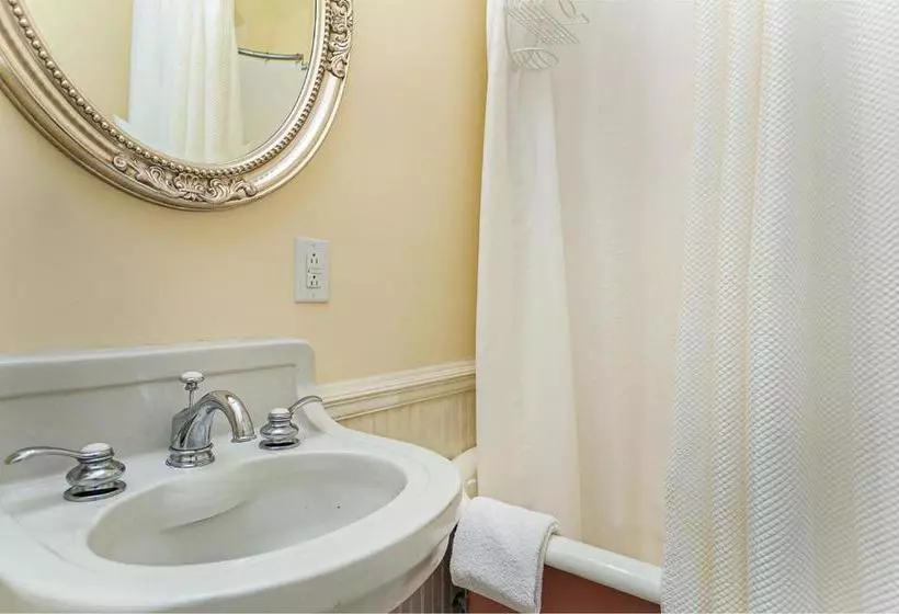 فندق Cedar Crest Inn