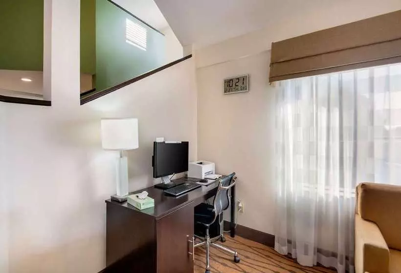 Отель Quality Inn