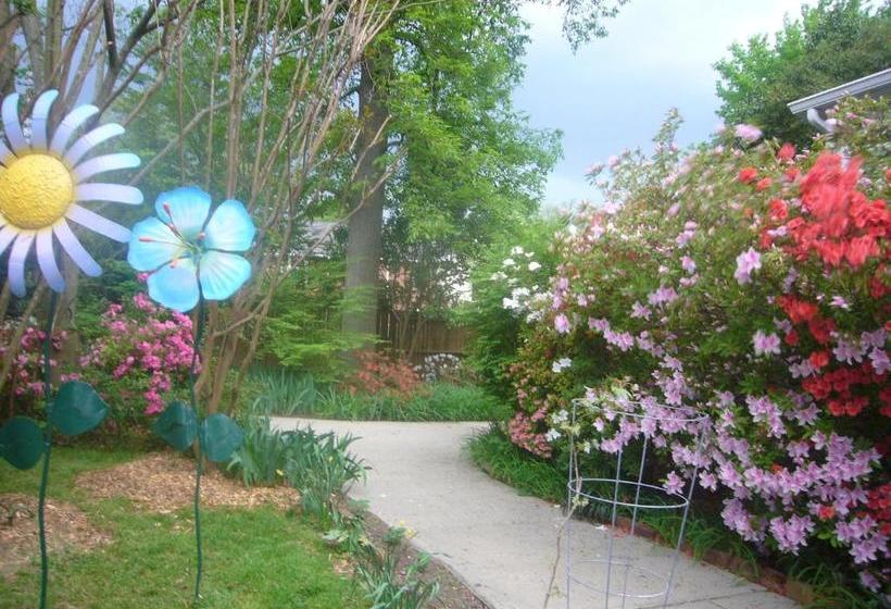 בית מלון כפרי Blooming Garden Inn