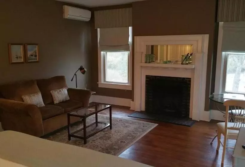 Отель The Inn At Ragged Edge