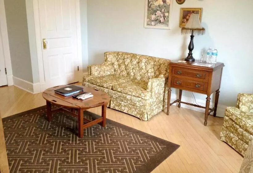 Отель The Inn At Ragged Edge