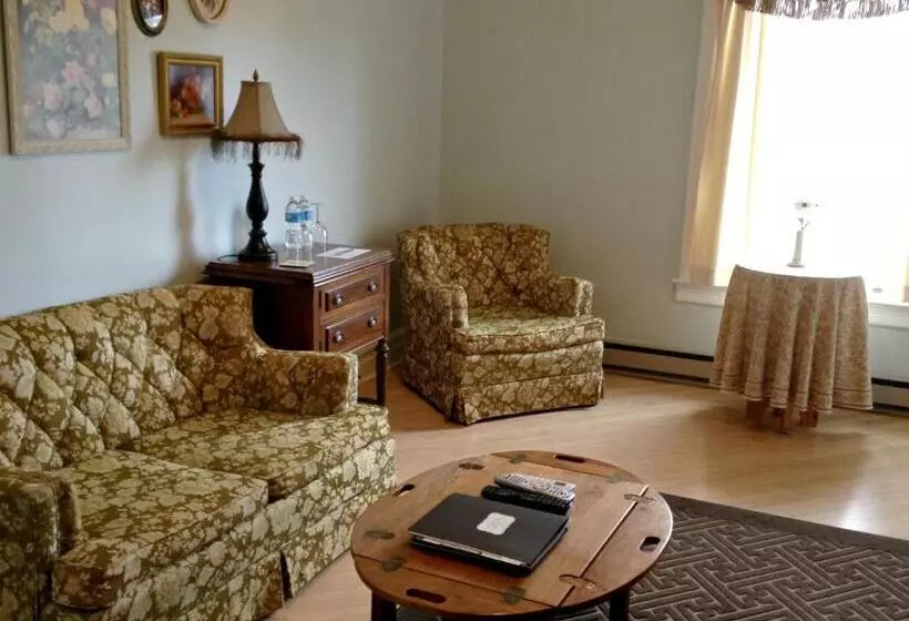 Отель The Inn At Ragged Edge