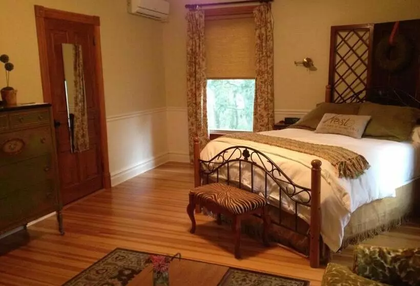 Отель The Inn At Ragged Edge