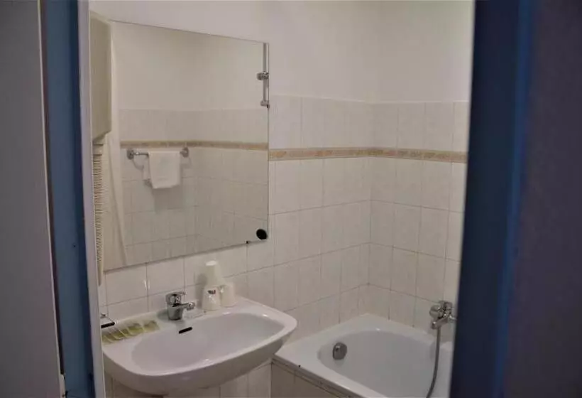 فندق Adonis Cannes Hôtel Thomas