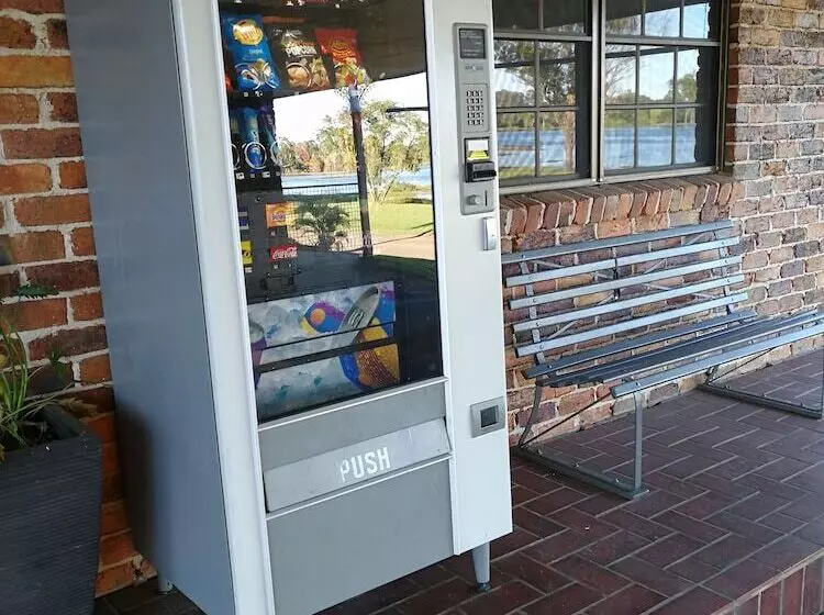 Lakeside Lodge Motel