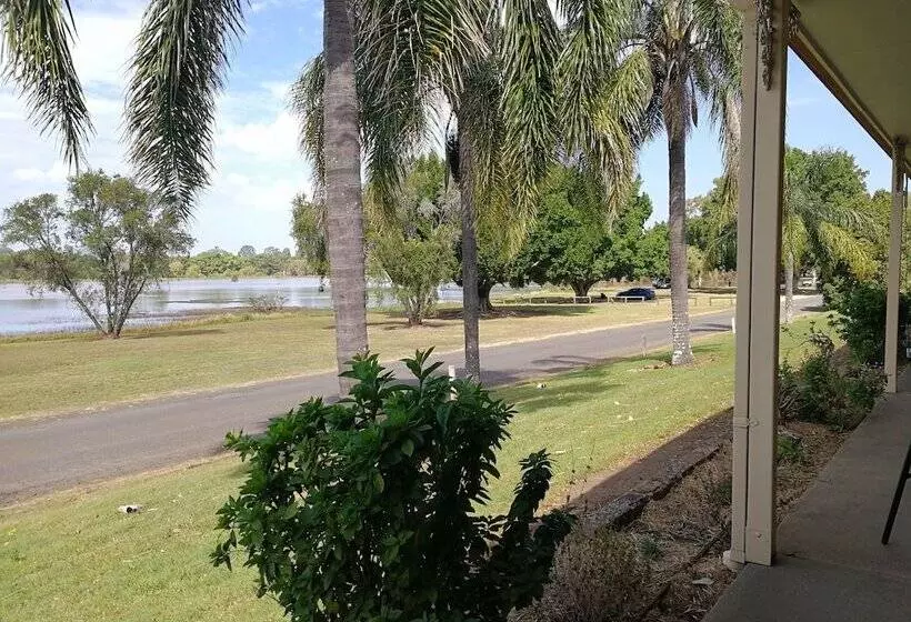 Lakeside Lodge Motel