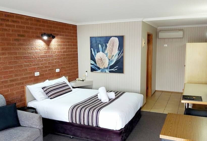 Отель Country Mile Motor Inn