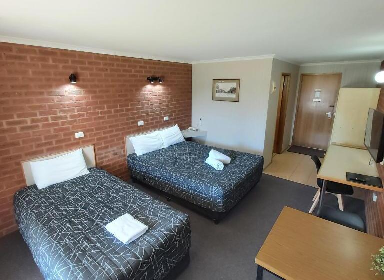 Отель Country Mile Motor Inn