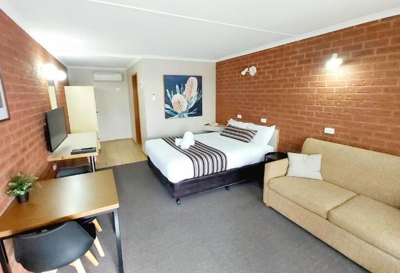 Отель Country Mile Motor Inn