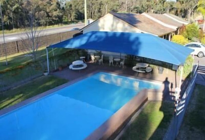 בית מלון כפרי Molly Morgan Motor Inn