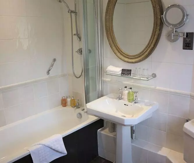 בית מלון כפרי The Broadway