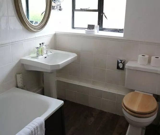 בית מלון כפרי The Broadway