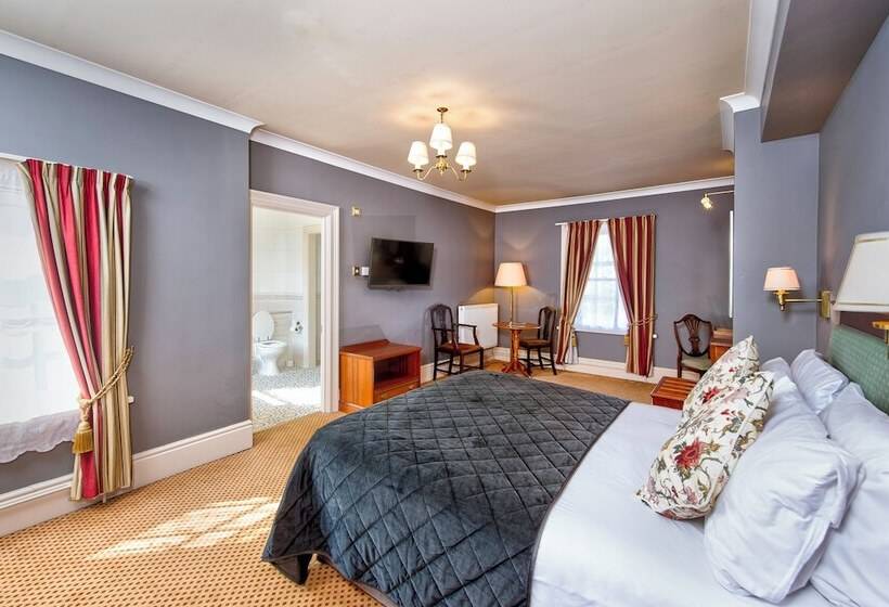 Отель The Central