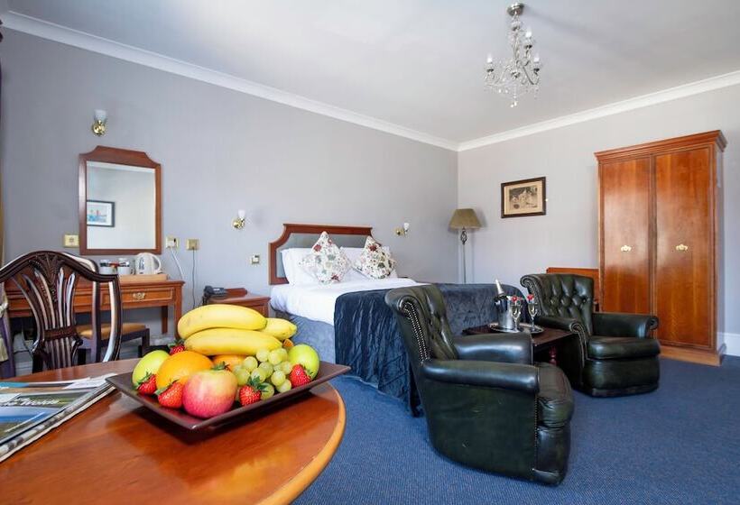 Отель The Central