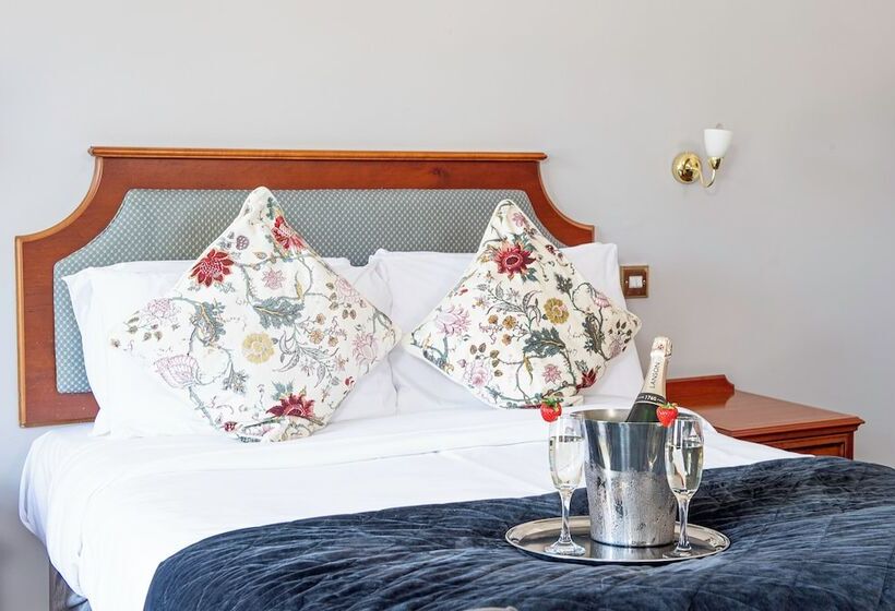 Отель The Central