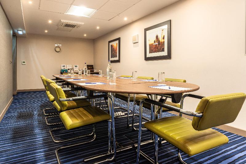 فندق Holiday Inn Express Edinburgh Airport, An Ihg