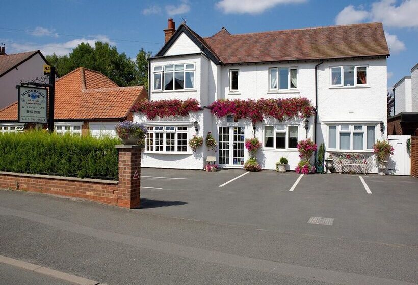 فندق Moonraker House