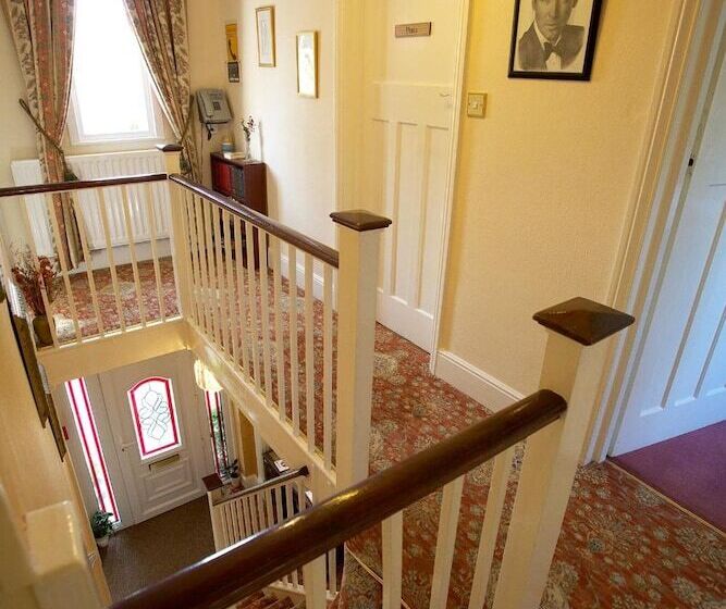 فندق Moonraker House