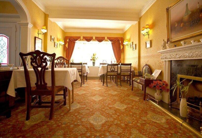 فندق Moonraker House