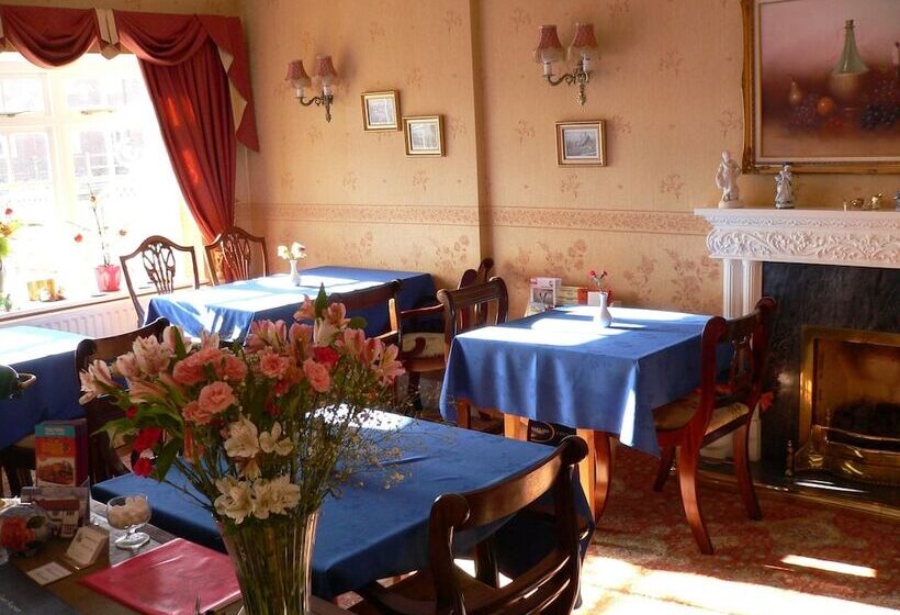 فندق Moonraker House