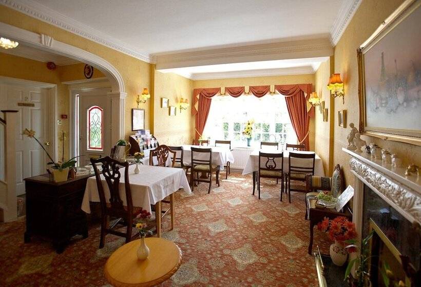 فندق Moonraker House