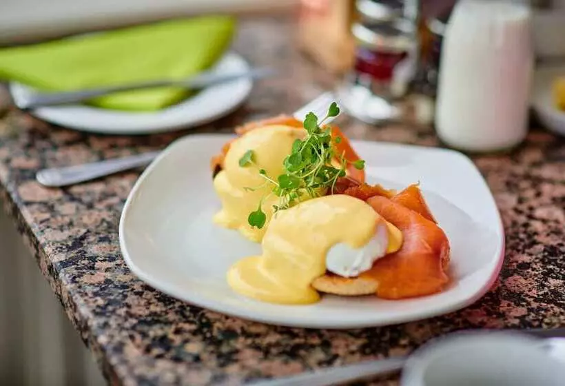 Отель The Parklands