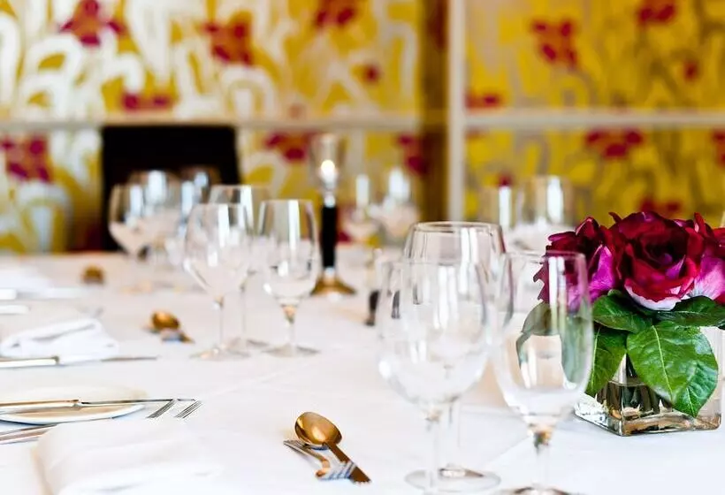 Отель The Parklands