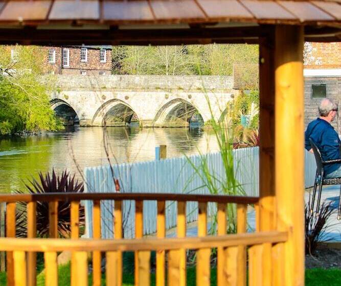 ホテル The Legacy Rose & Crown