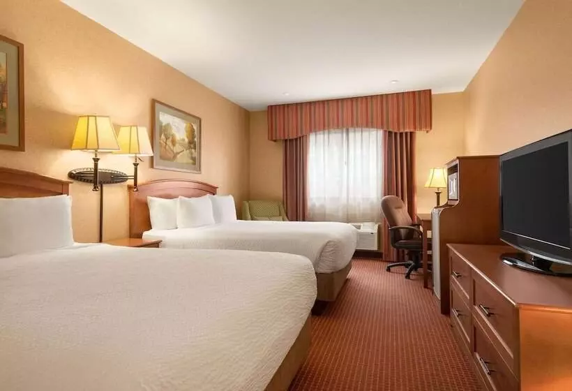 호텔 Days Inn By Wyndham Swift Current