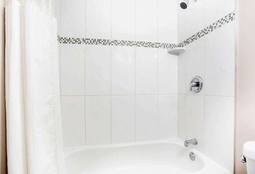 هتل Howard Johnson By Wyndham Downtown Kamloops