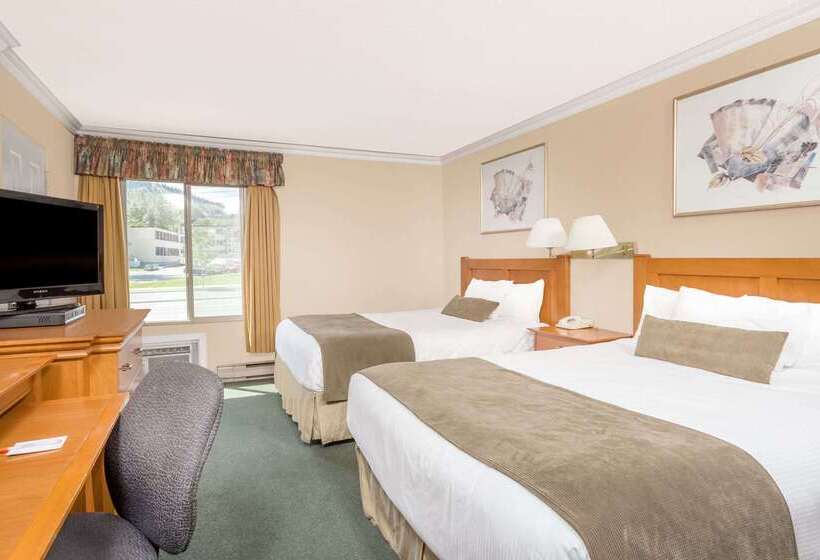 هتل Howard Johnson By Wyndham Downtown Kamloops